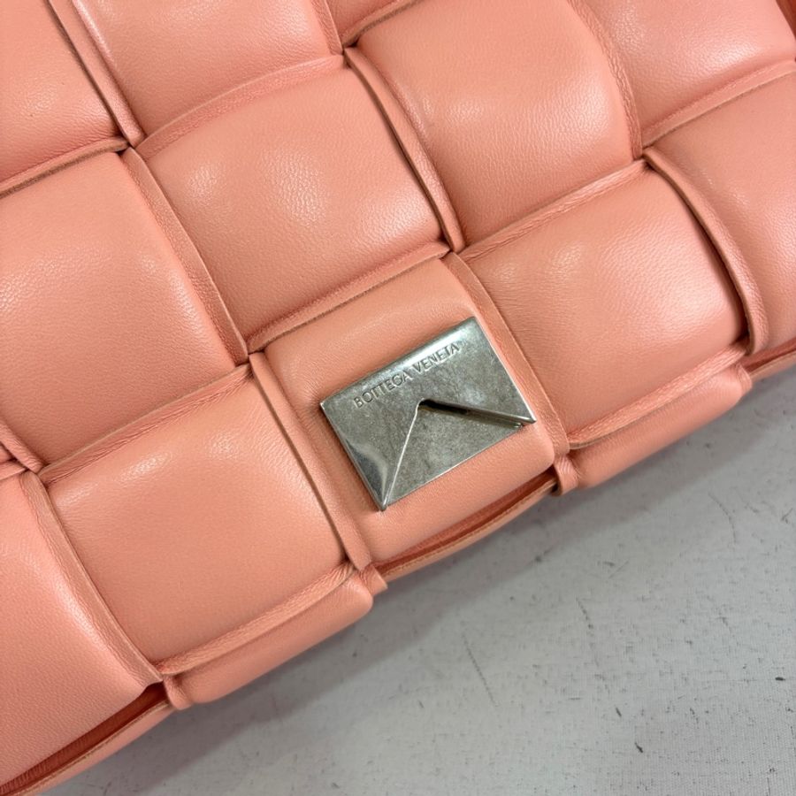 Bottega Veneta 591970粉色羊皮枕頭包Padded Cassette-14