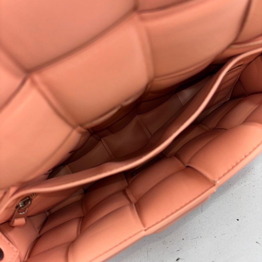 Bottega Veneta 591970粉色羊皮枕頭包Padded Cassette-18