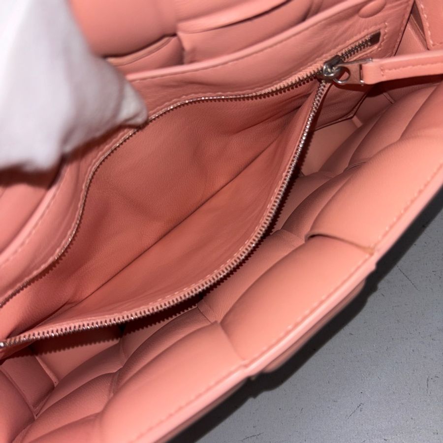 Bottega Veneta 591970粉色羊皮枕頭包Padded Cassette-19