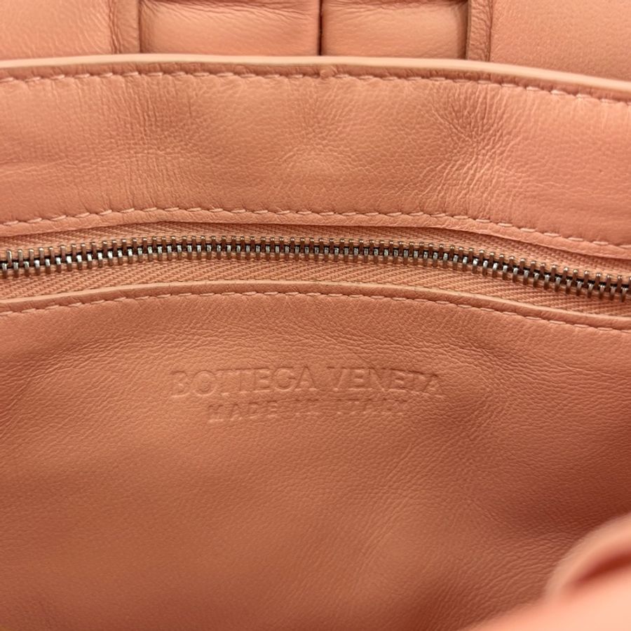 Bottega Veneta 591970粉色羊皮枕頭包Padded Cassette-20