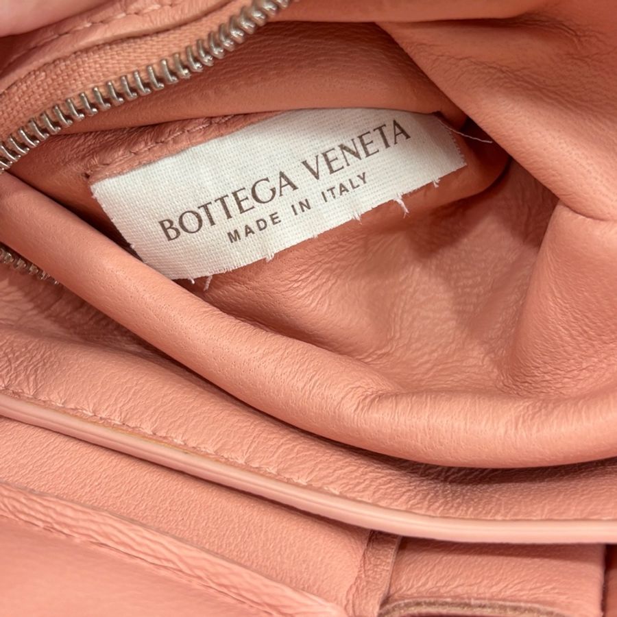 Bottega Veneta 591970粉色羊皮枕頭包Padded Cassette-21