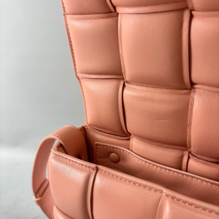 Bottega Veneta 591970粉色羊皮枕頭包Padded Cassette-23