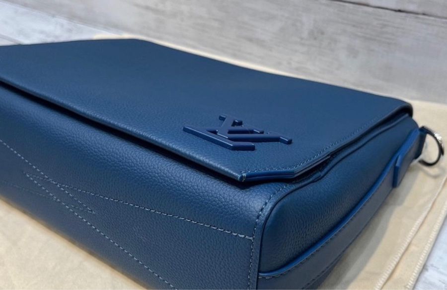 LV 新款💎✈️M23709 Takeoff 深藍 全皮 郵差包 *買近9萬 9成新* 少用割愛 65800尺寸 (公分) 28 x 24 x 10 cm 有防塵袋,盒子-1