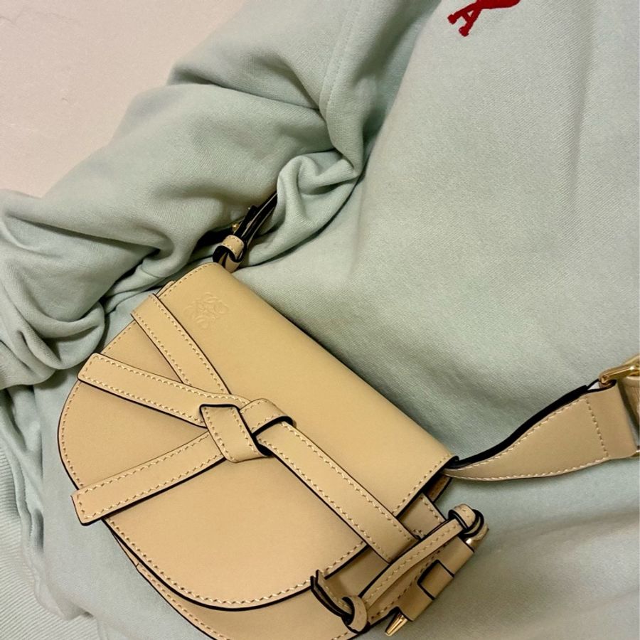 Loewe 羅威 奶油色 mini gate 老花款寬背帶 LOWE老花 Loewe gate 斜背包-1