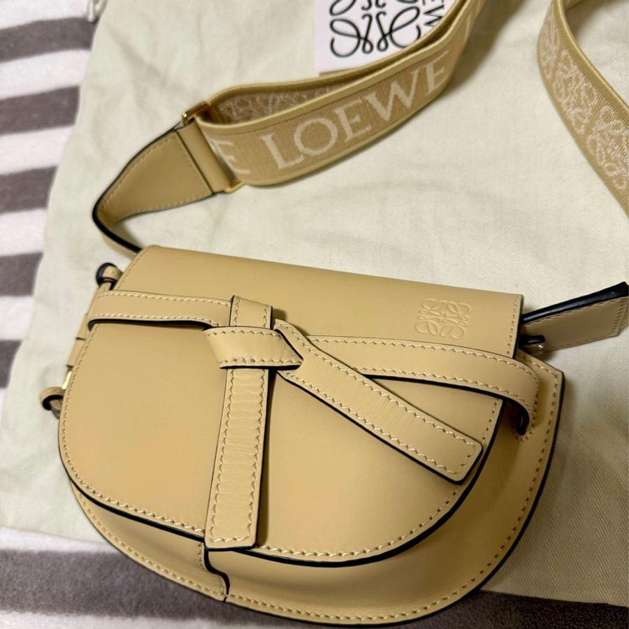 Loewe 羅威 奶油色 mini gate 老花款寬背帶 LOWE老花 Loewe gate 斜背包-2