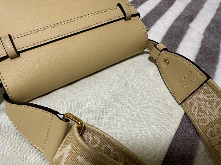 Loewe 羅威 奶油色 mini gate 老花款寬背帶 LOWE老花 Loewe gate 斜背包-15