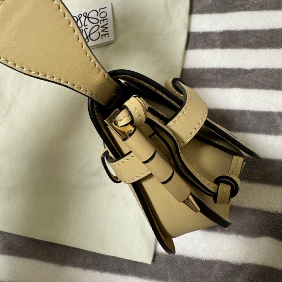 Loewe 羅威 奶油色 mini gate 老花款寬背帶 LOWE老花 Loewe gate 斜背包-16