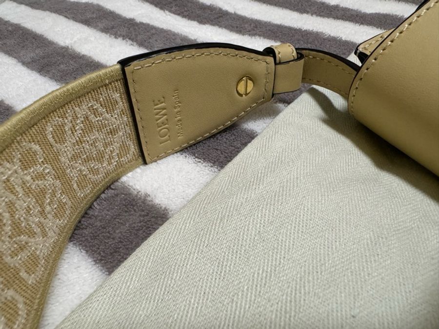 Loewe 羅威 奶油色 mini gate 老花款寬背帶 LOWE老花 Loewe gate 斜背包-19