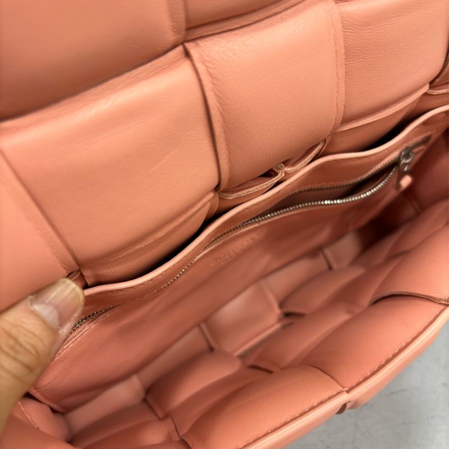BV 591970 珊瑚粉 蜜桃粉 5x3 Cassette Padded 枕頭包 卡帶包-9