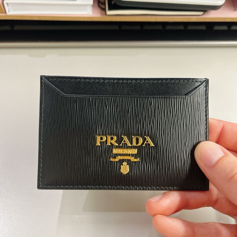 PRADA立體字母LOGO水波紋PVC 2卡開口式卡片夾(黑)-1