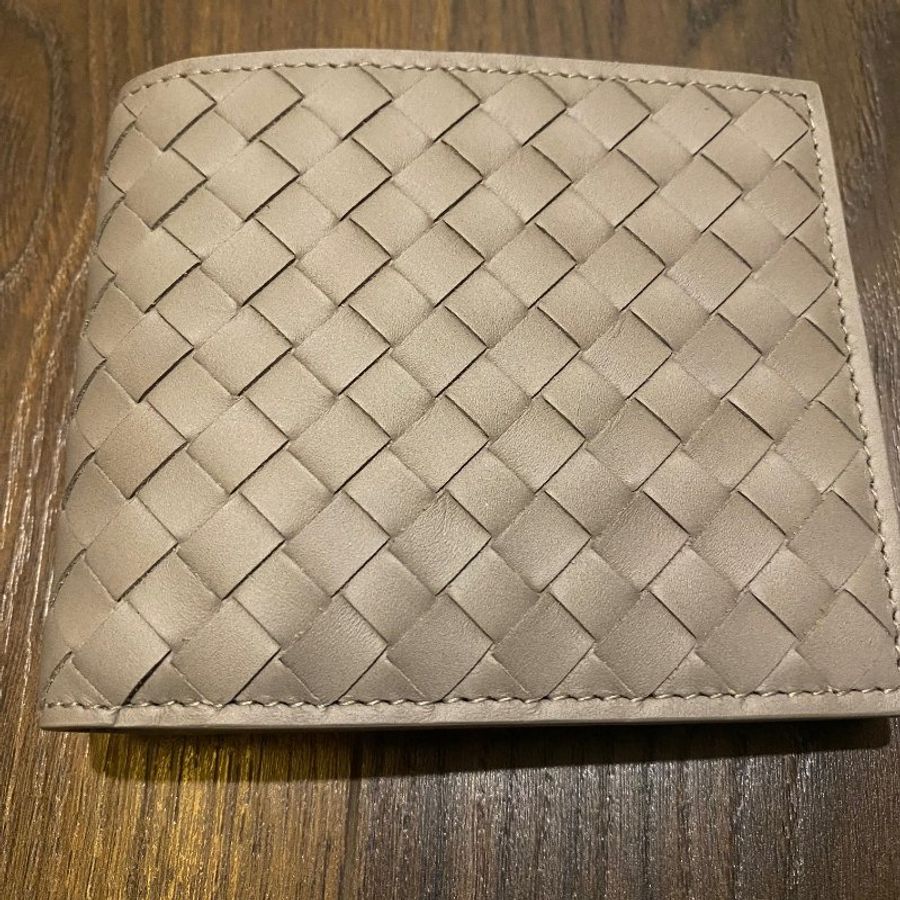 全新 BOTTEGA VENETA 經典編織小牛皮對開8卡短夾(大象灰)-3