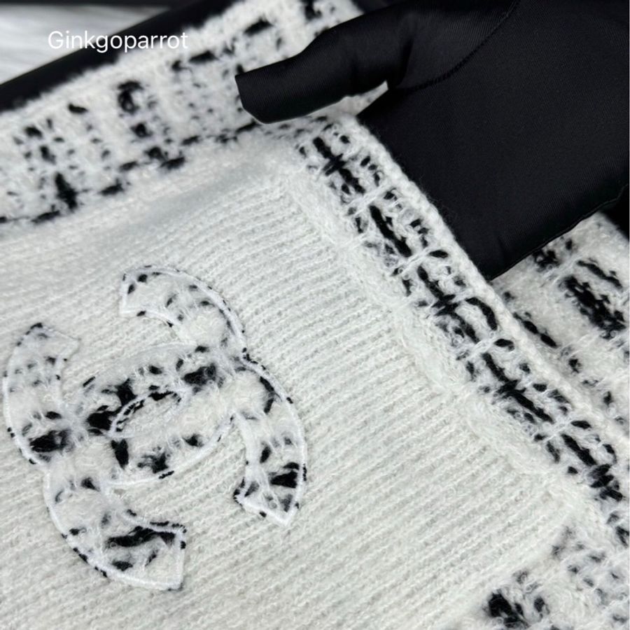 CHANEL 黑白雙C口袋圍巾-2