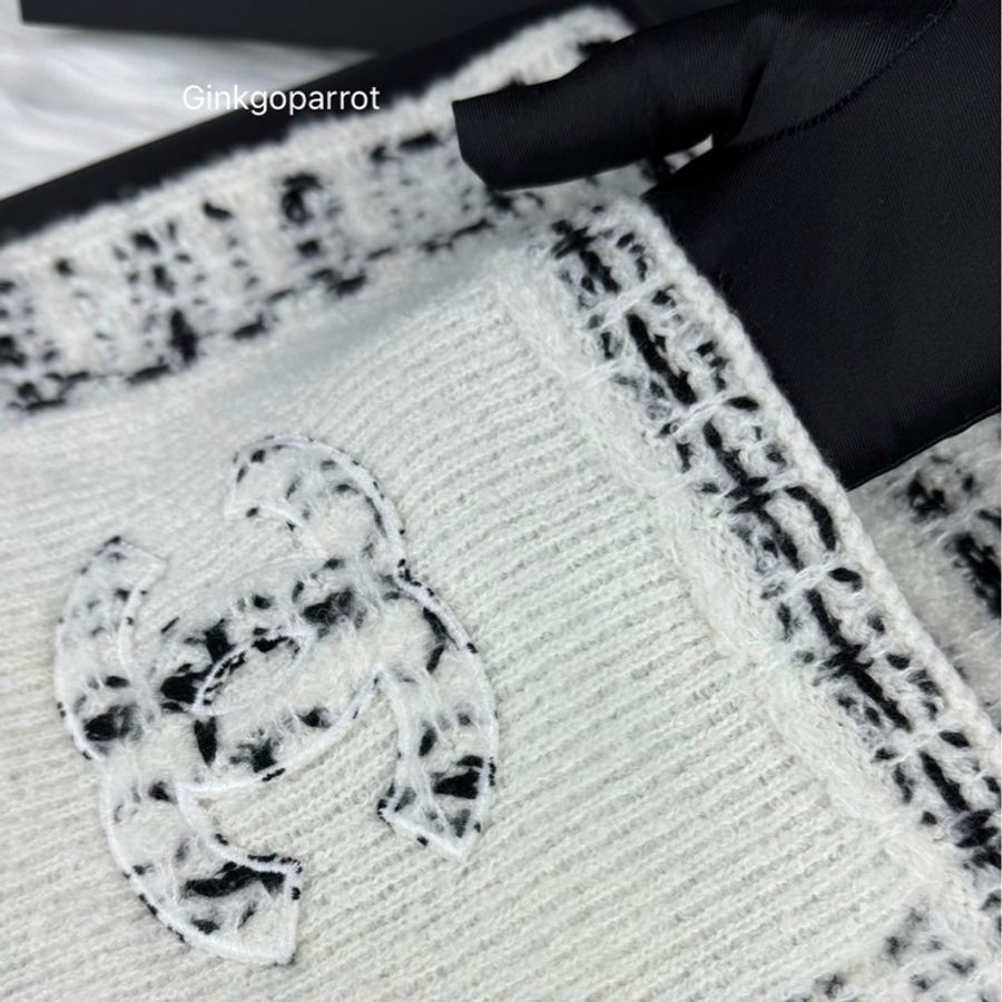CHANEL 黑白雙C口袋圍巾-9