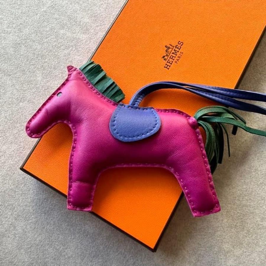 近新馬上有錢✨Hermes 愛馬仕 Rodeo小羊皮撞色手工大馬兒吊飾(Gm/紫)-5