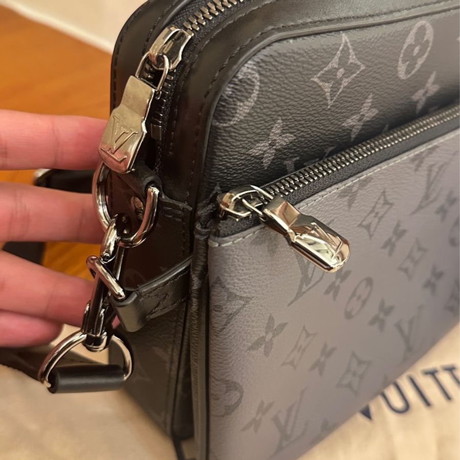 LV M69443黑花紋三合一斜背包-2