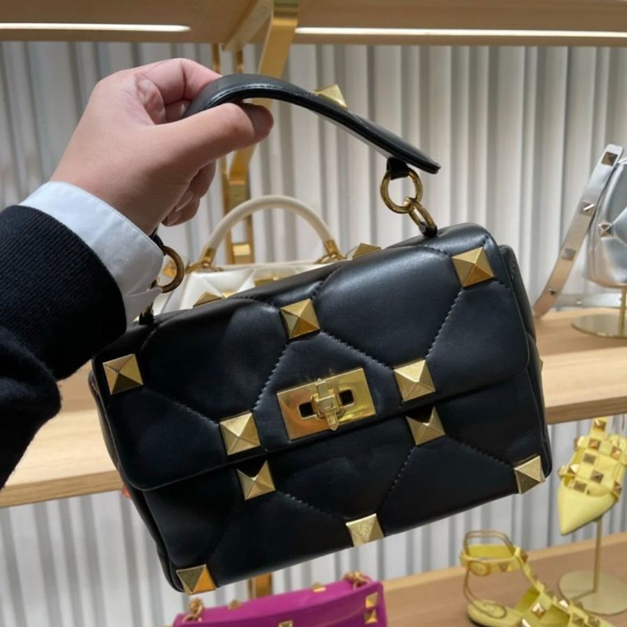 【促銷品】Valentino Roman Stud 中款納帕羊皮羅馬鉚釘包 黑色-12