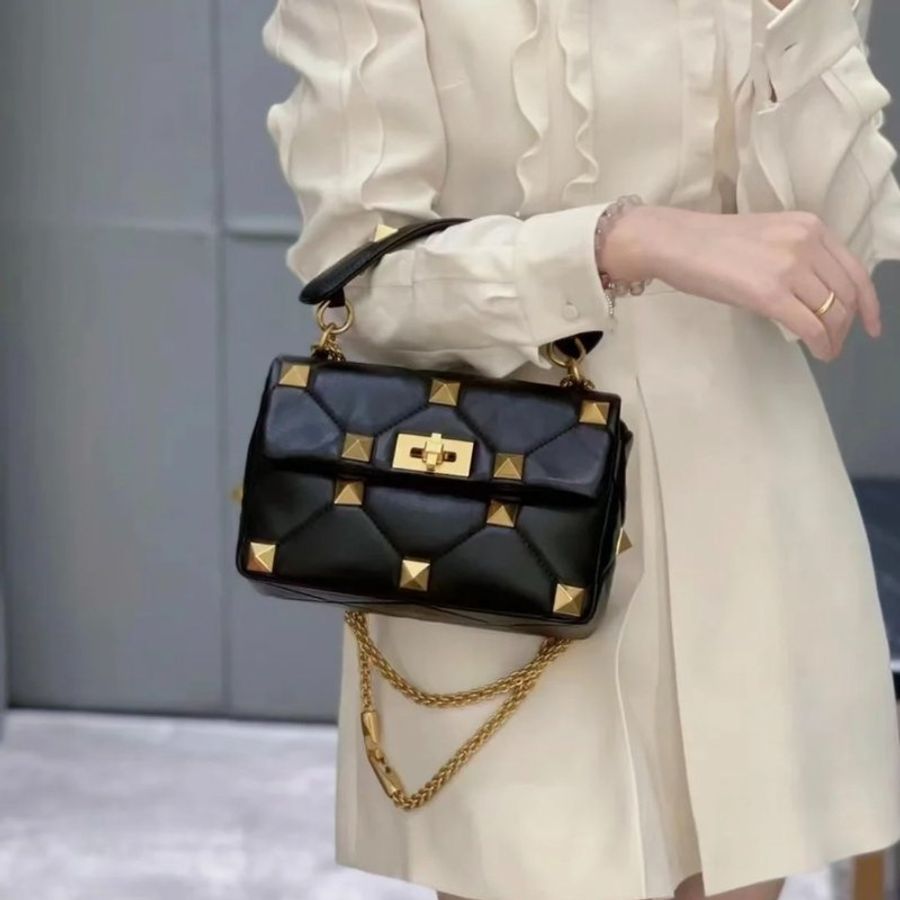 【促銷品】Valentino Roman Stud 中款納帕羊皮羅馬鉚釘包 黑色-1