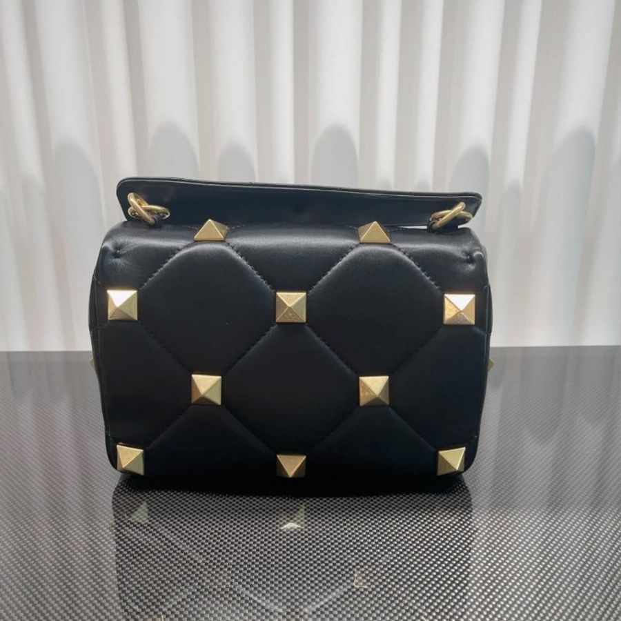 【促銷品】Valentino Roman Stud 中款納帕羊皮羅馬鉚釘包 黑色-2