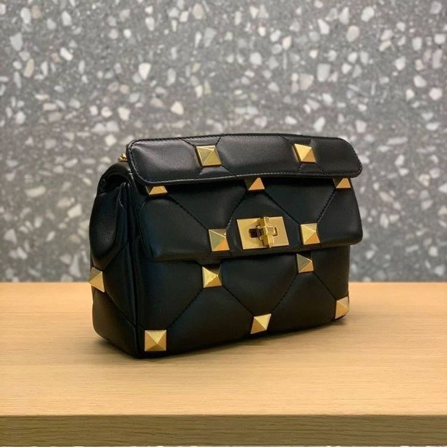 【促銷品】Valentino Roman Stud 中款納帕羊皮羅馬鉚釘包 黑色-3