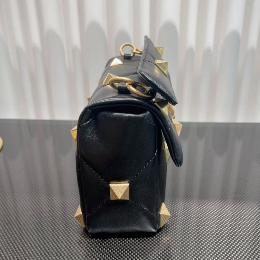 【促銷品】Valentino Roman Stud 中款納帕羊皮羅馬鉚釘包 黑色-5