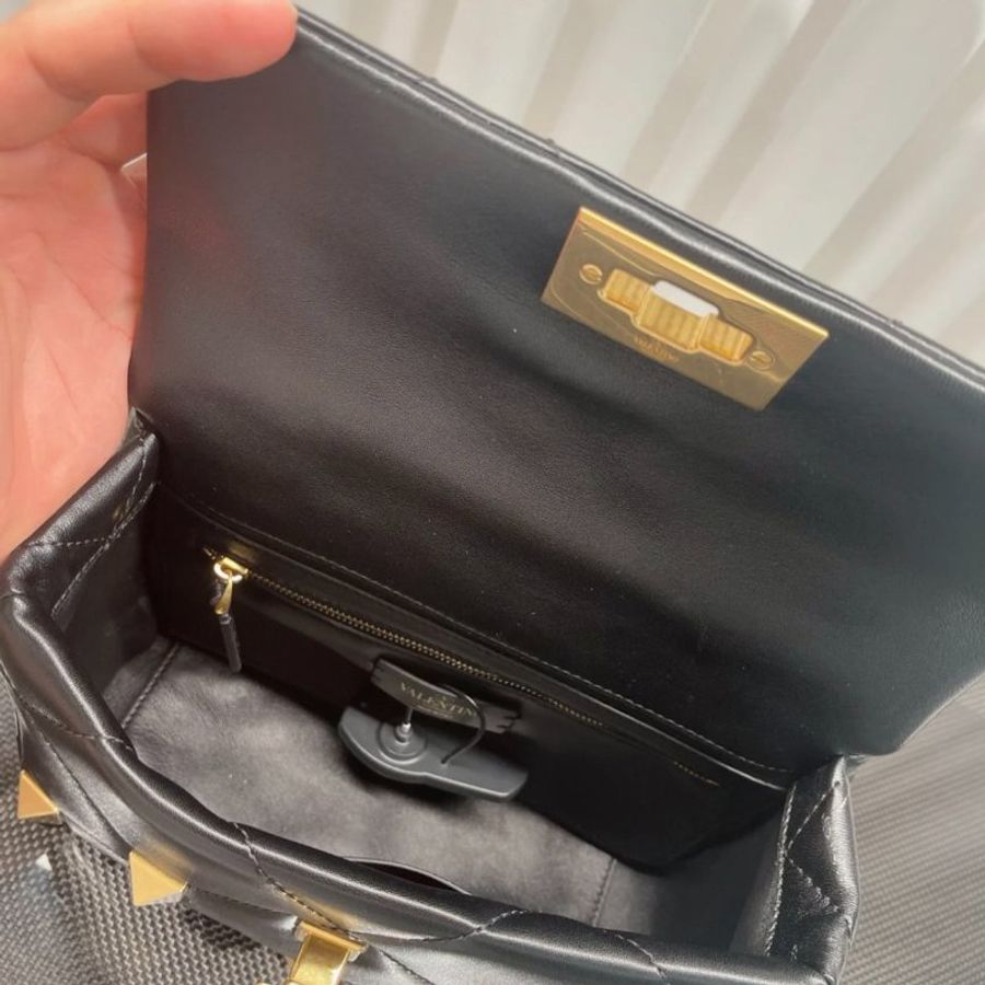 【促銷品】Valentino Roman Stud 中款納帕羊皮羅馬鉚釘包 黑色-9