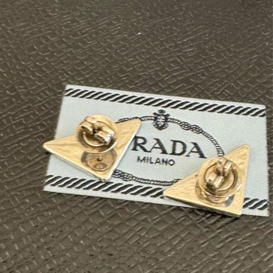 prada黑色三角鐵牌耳環-4