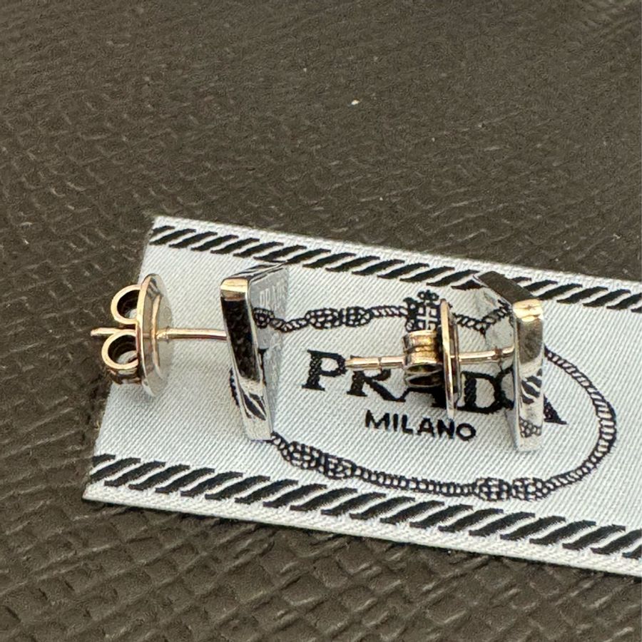 prada黑色三角鐵牌耳環-5