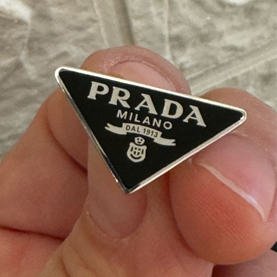 prada黑色三角鐵牌耳環-11