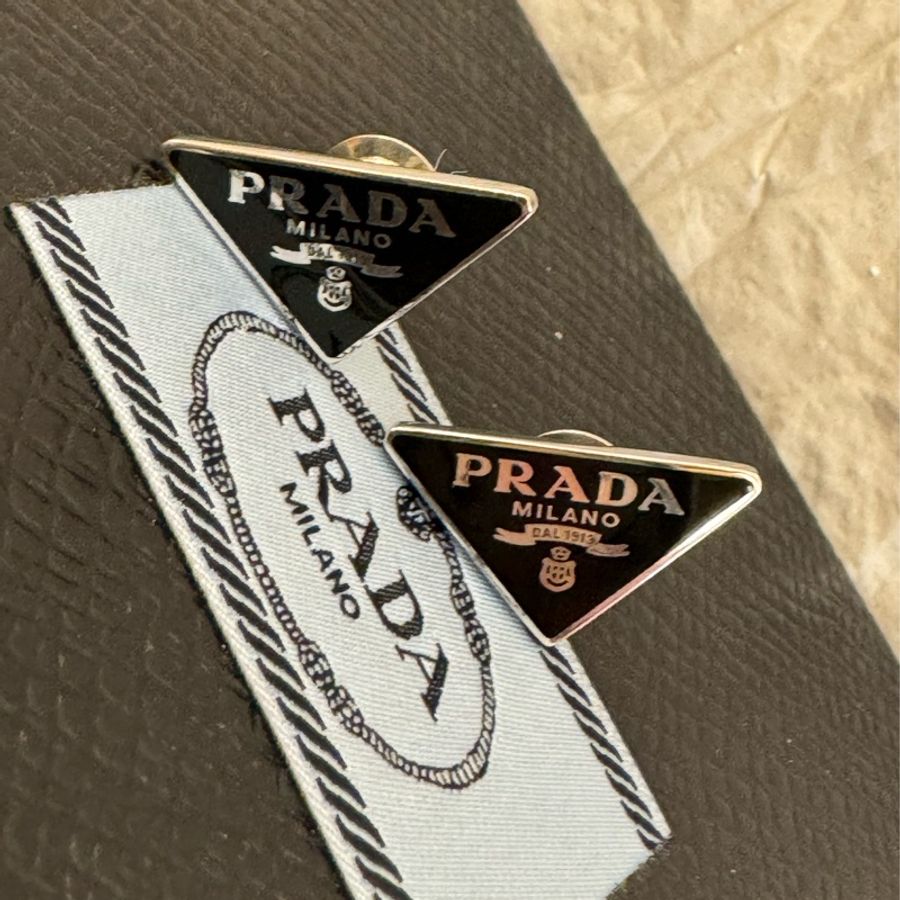 prada黑色三角鐵牌耳環-13