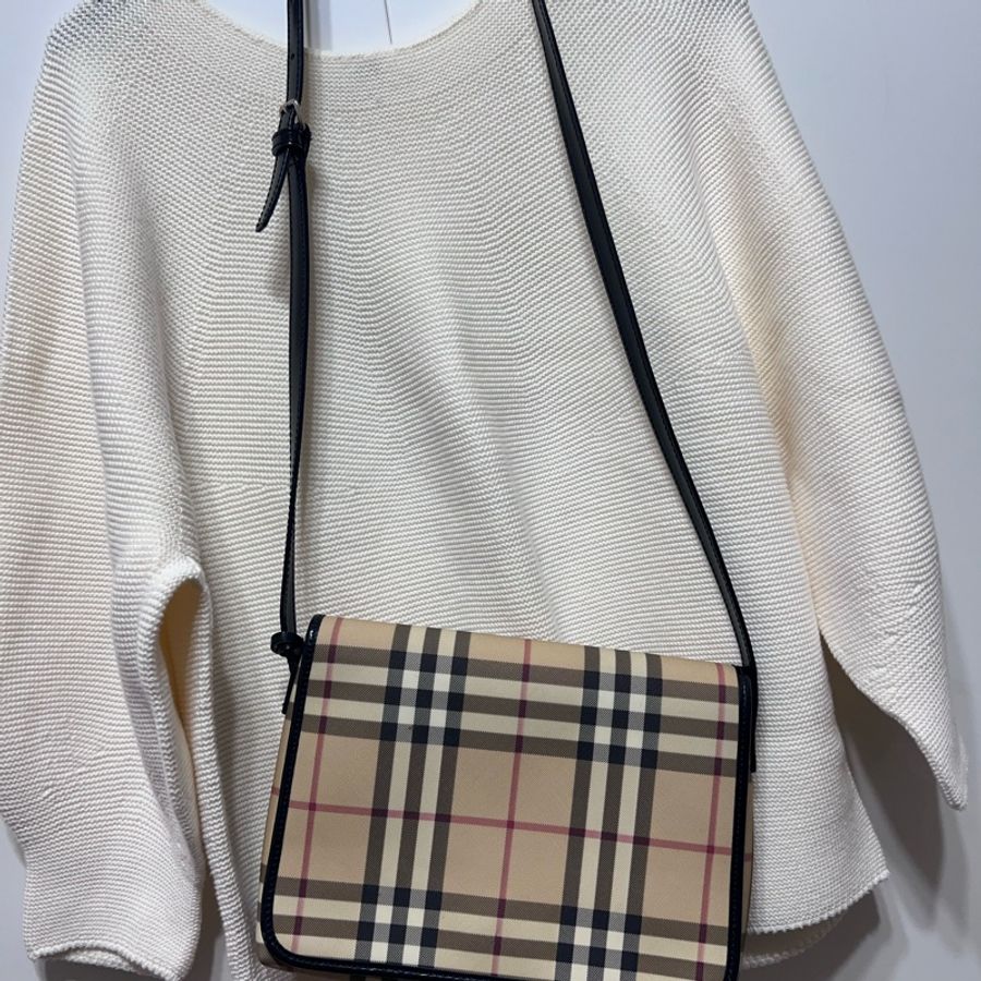 Burberry經典格紋側背包-1