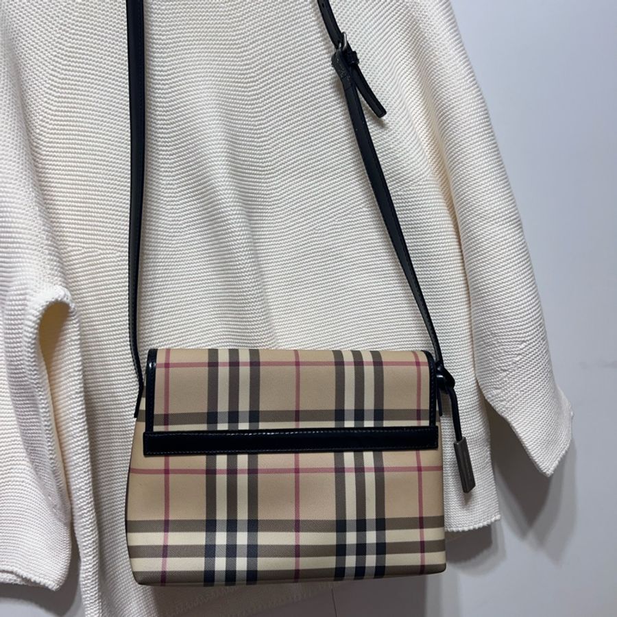 Burberry經典格紋側背包-7