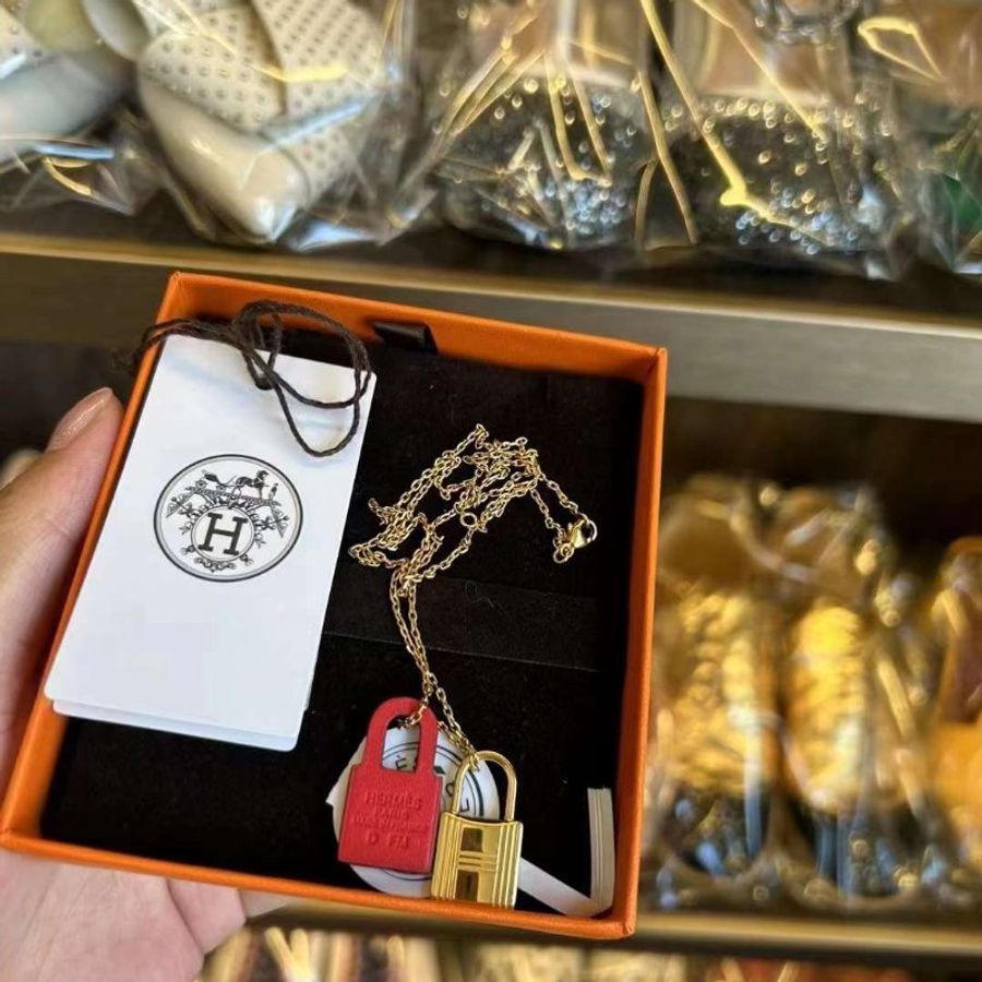 Hermès 鎖頭項鍊 只戴一次包裝都在 圖二背面有點壓痕戴上看不出来-0