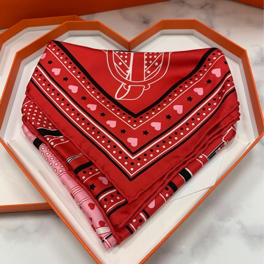 愛馬仕Hermès 絲巾70  Grand Manège Bandana Love 70  限量版愛心盒裝-10