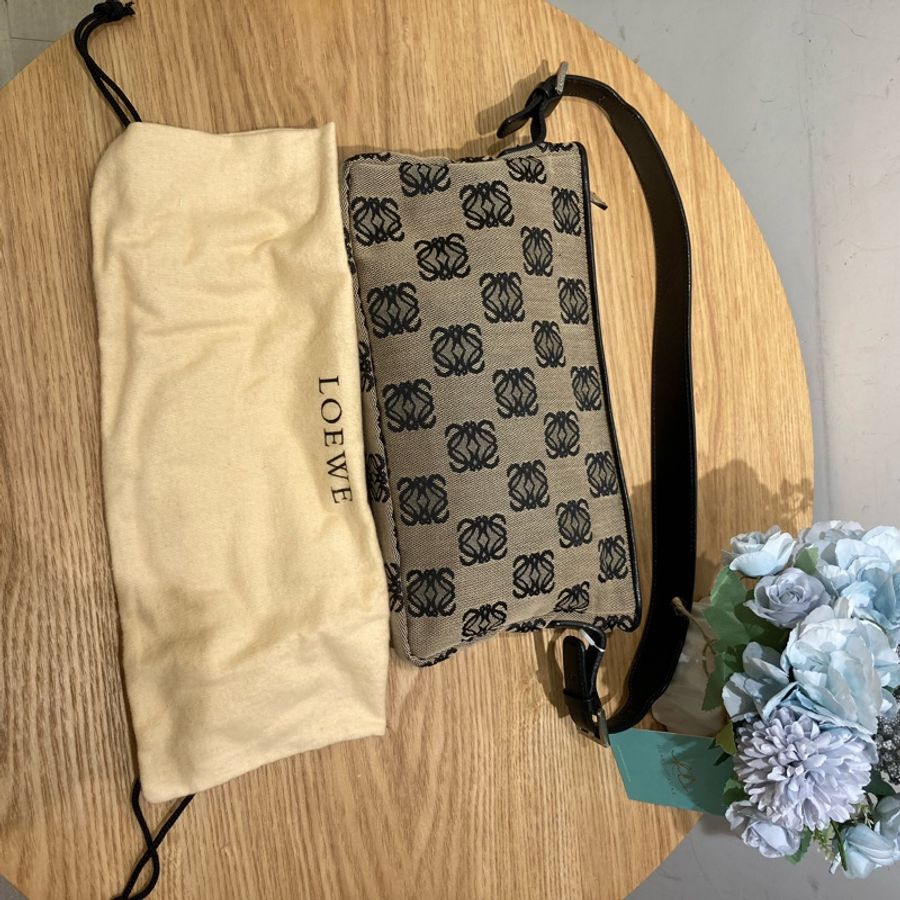 LOEWE 羅意威經典復古花紋帆布腋下包包MONOGRAM CANVAS SHOULDER BAG-17