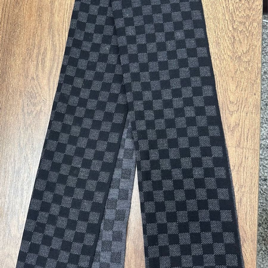 LV 黑色棋盤格圍巾-2