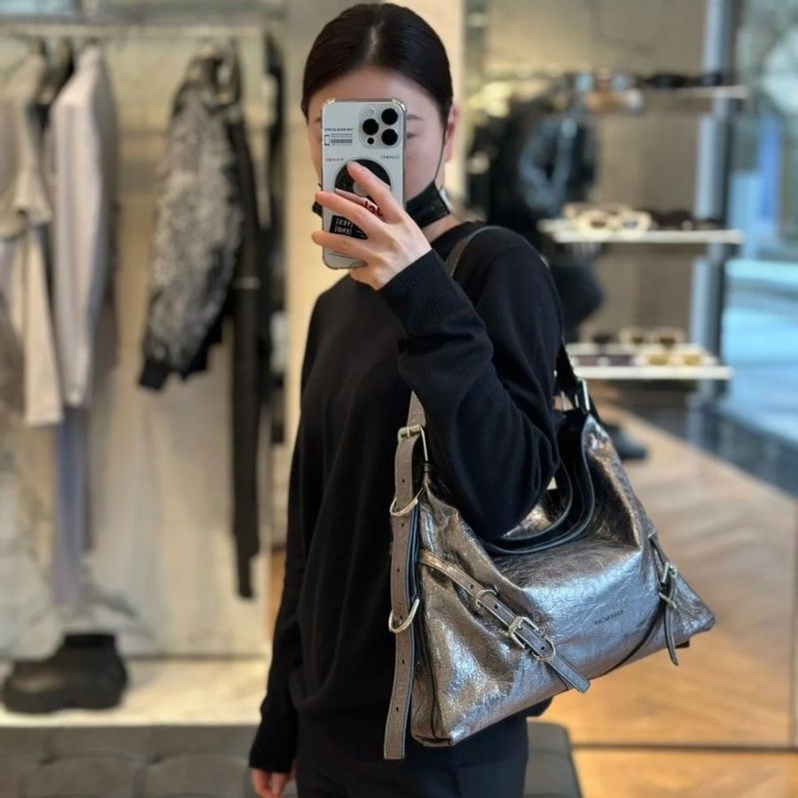 Givenchy 層壓金屬效果小羊皮中款 Voyou 包 銀色《2024季度新品》-1