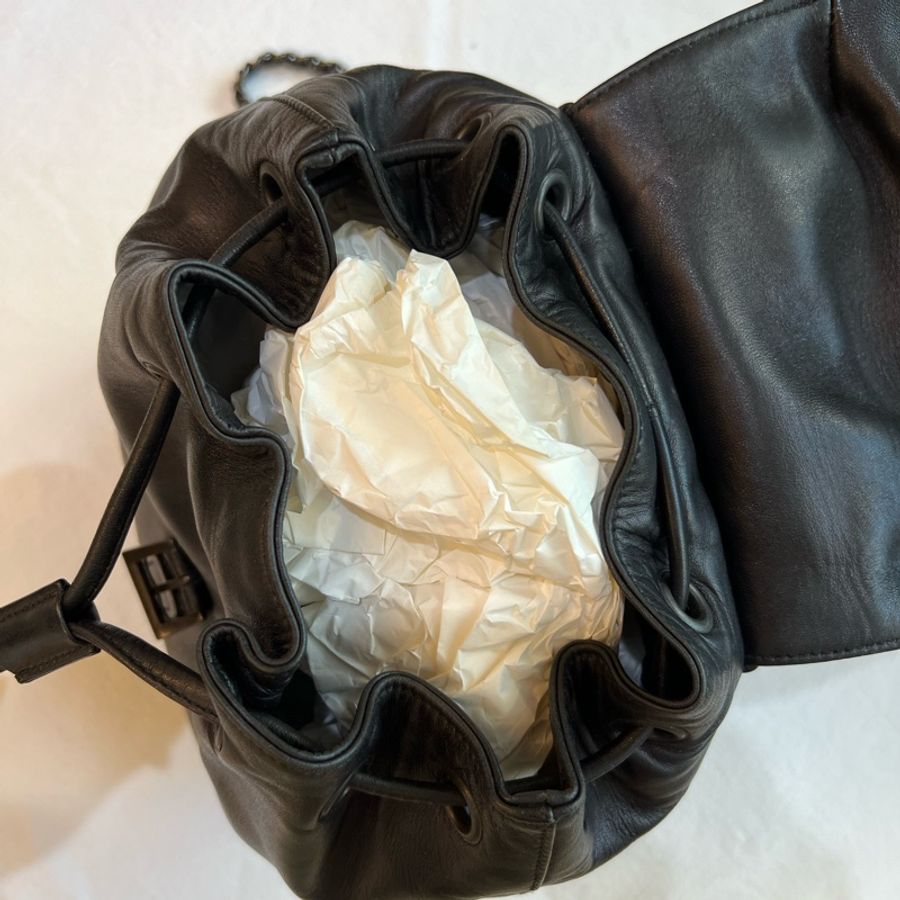 [二手PRADA］黑色全皮鏈帶後背包-4