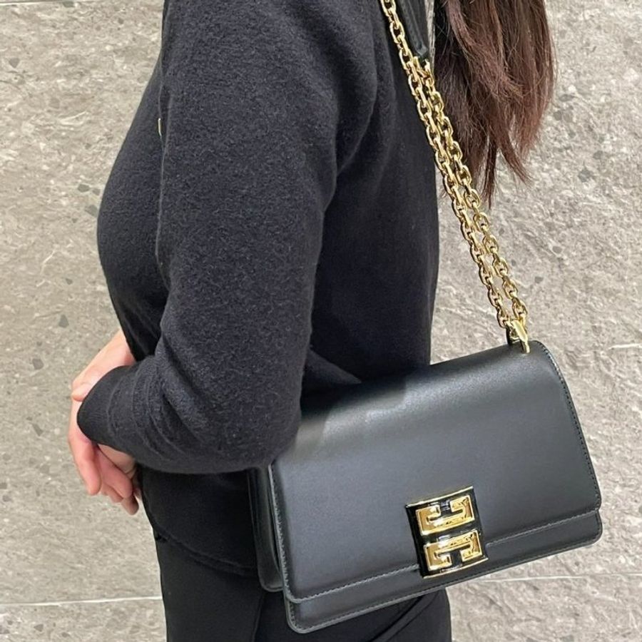Givenchy 中款小牛皮 4G金鍊翻蓋包 黑色《2024季度新品》-1