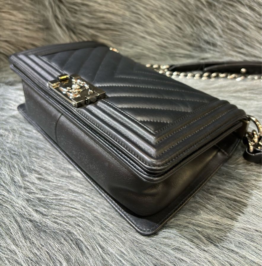 CHANEL A67086 黑色 羊皮 銀釦 山形紋 boy25 斜背包 相機包-18