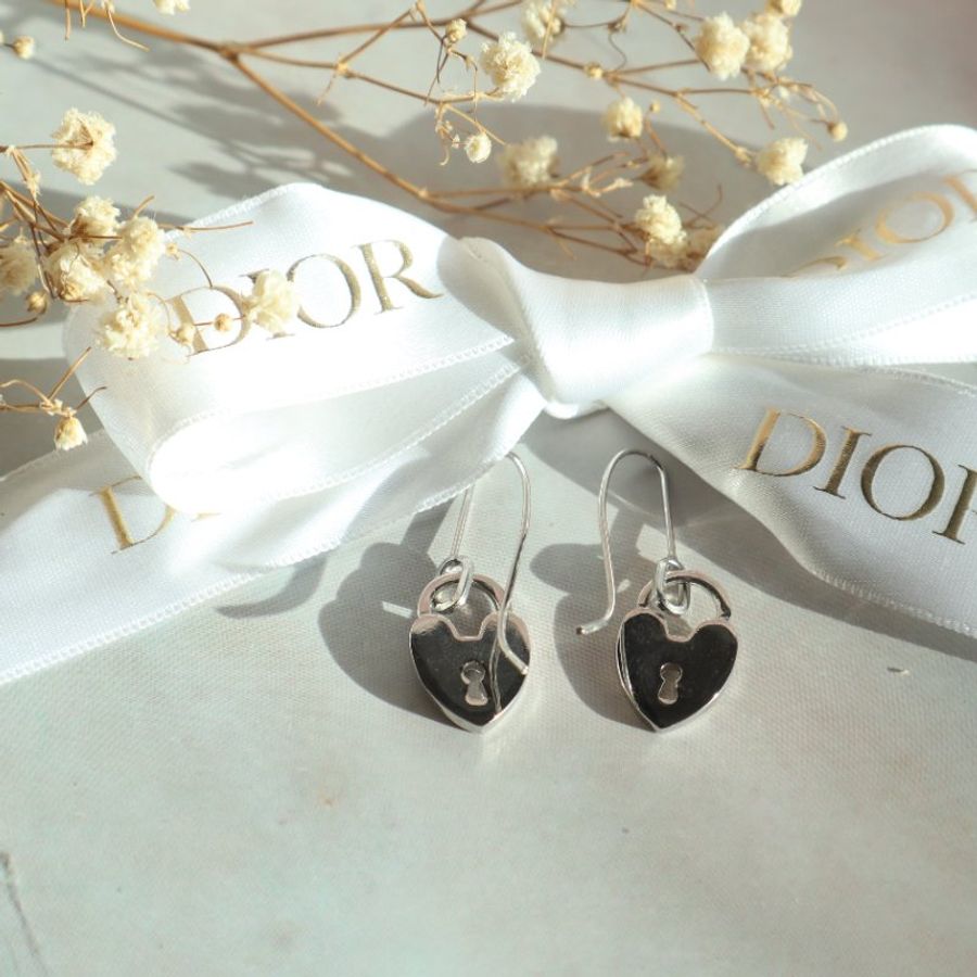 新品上架 現貨 🔥💖 ✨Christian Dior 心心銀色小鎖耳環 Dior 耳環 Dior Earring-5