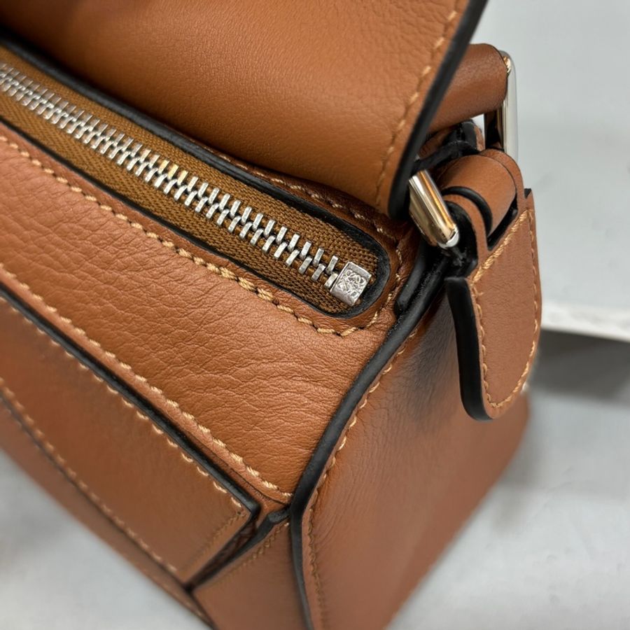 Loewe焦糖色牛皮銀釦Mini Puzzle兩用斜背包*-17