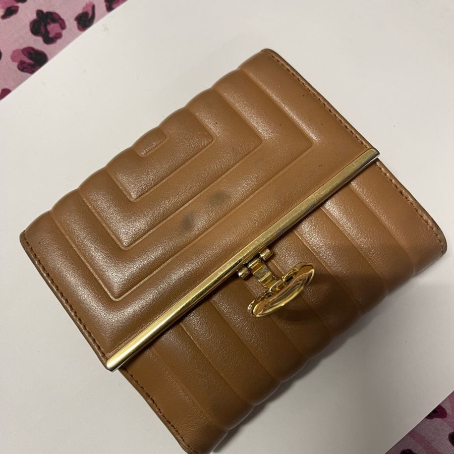 Salvatore Ferragamo Grancio 金馬蹄扣短夾(有零錢包)-5