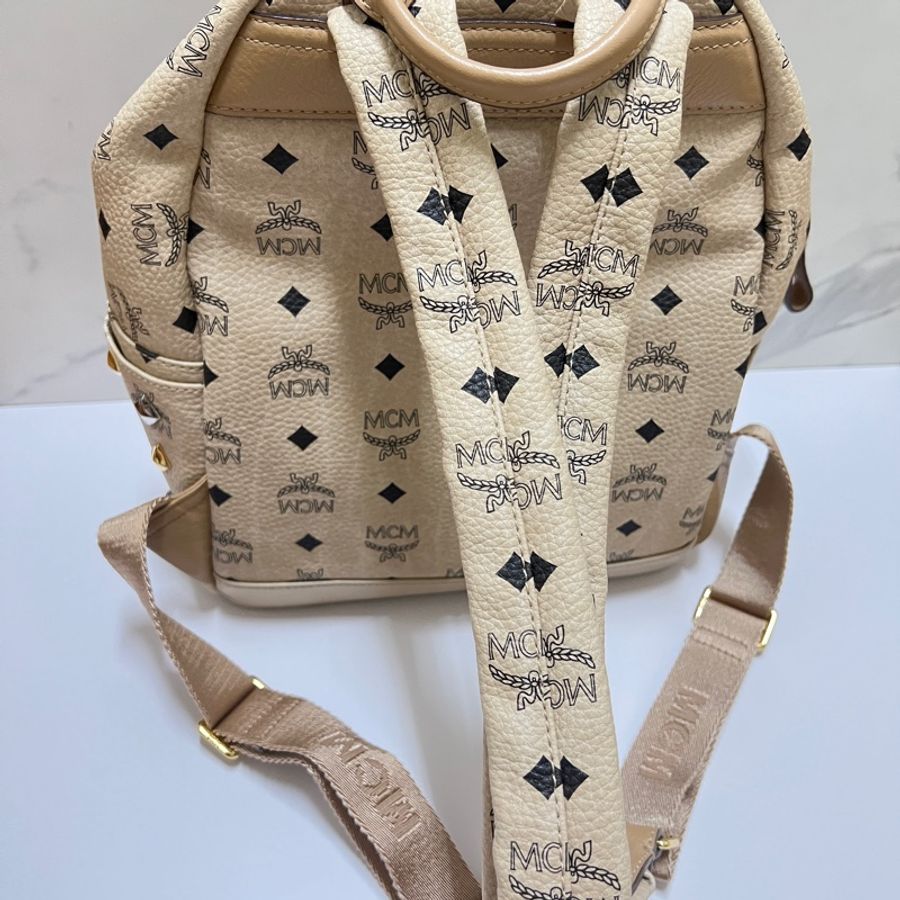 MCM米色真皮鉚釘小後背包-8