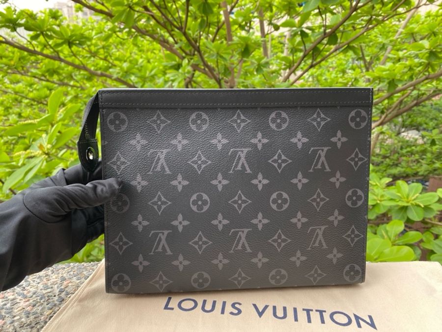 近新LOUIS VUITTON黑灰老花Pochette Voyage MM手拿包洗漱包腋下包M61692-0