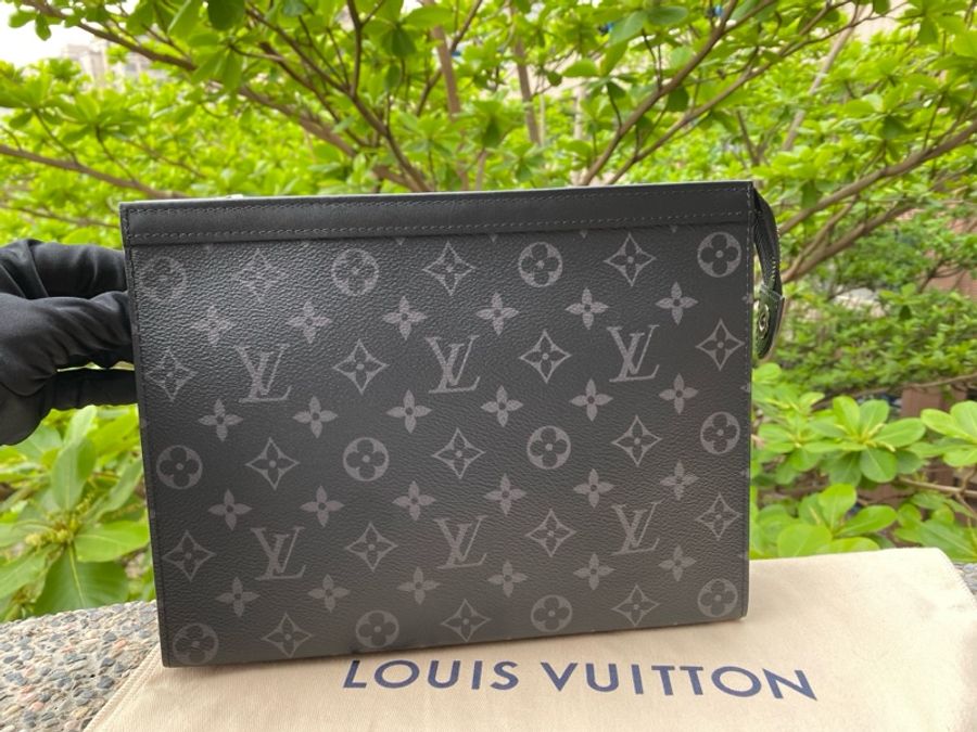 近新LOUIS VUITTON黑灰老花Pochette Voyage MM手拿包洗漱包腋下包M61692-1