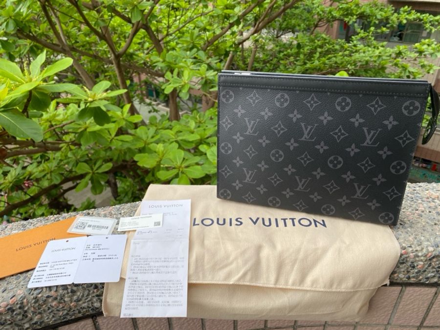 近新LOUIS VUITTON黑灰老花Pochette Voyage MM手拿包洗漱包腋下包M61692-2
