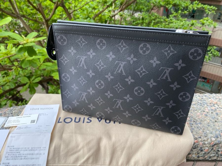 近新LOUIS VUITTON黑灰老花Pochette Voyage MM手拿包洗漱包腋下包M61692-3