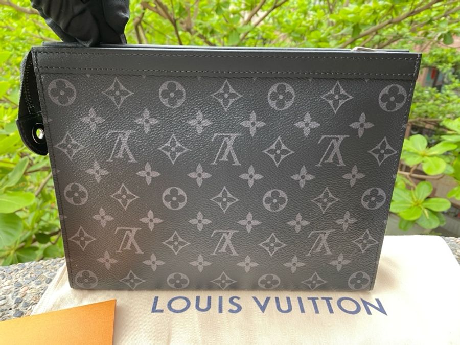 近新LOUIS VUITTON黑灰老花Pochette Voyage MM手拿包洗漱包腋下包M61692-4