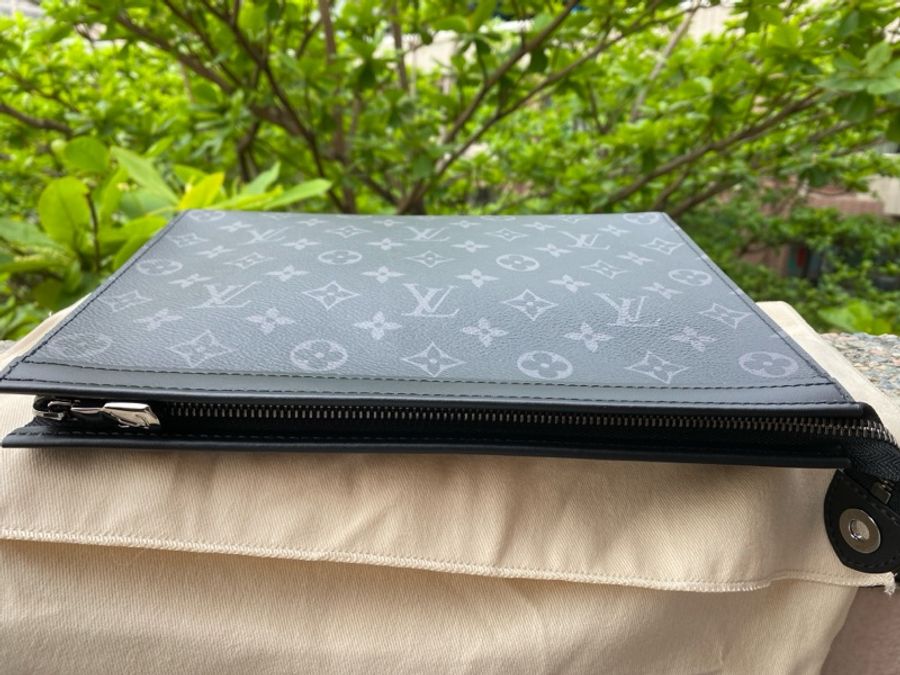 近新LOUIS VUITTON黑灰老花Pochette Voyage MM手拿包洗漱包腋下包M61692-6