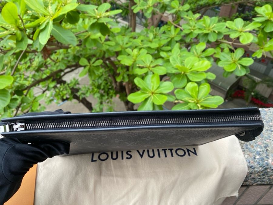 近新LOUIS VUITTON黑灰老花Pochette Voyage MM手拿包洗漱包腋下包M61692-7